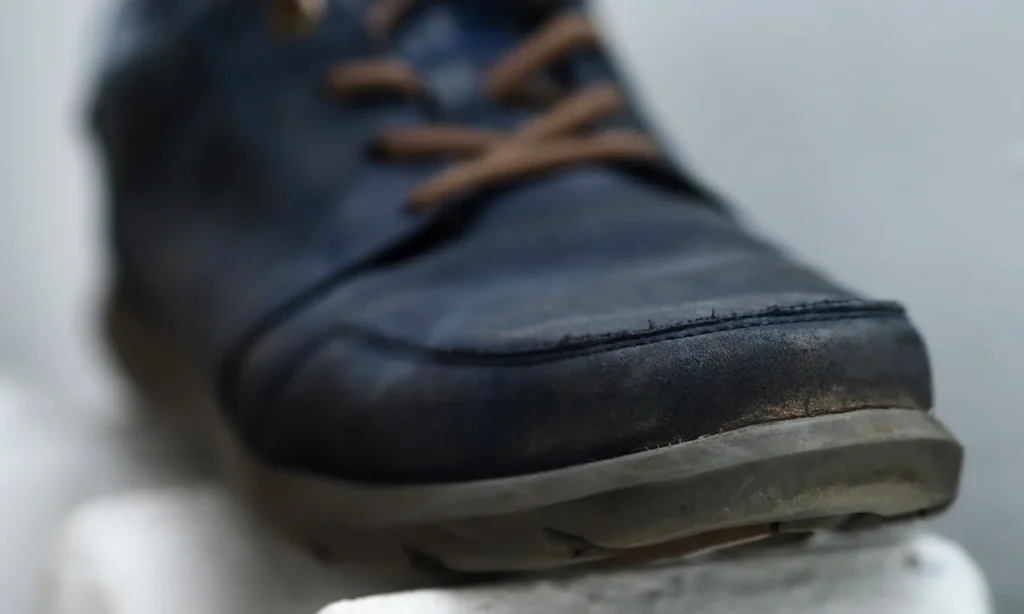 Scarpe scamosciate secche: cause, prevenzione e rimedi efficaci