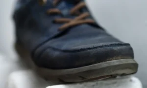Scarpe scamosciate secche: cause, prevenzione e rimedi efficaci