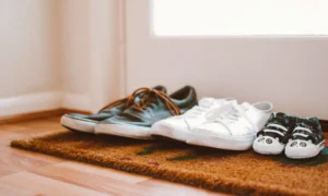 Come sistemare le scarpe senza scarpiera: idee salvaspazio pratiche
